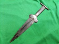 Акинак с широким треугольным клинком и узким брусковидным навершием. Середина VI - нач. V вв. до н. э.