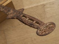 Акинак с рамочной рукоятью и зооморфным навершием