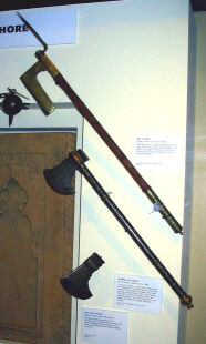 огромные боевые топоры