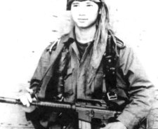 содат во Вьетнаме с боевым ножом