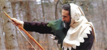 лучник натягивает тетиву