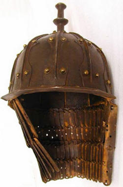 клепаный шлем с козырьком и ламеллярным затыльником
