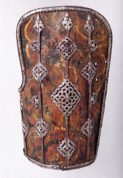 кожаный наруч с металлическими накладками