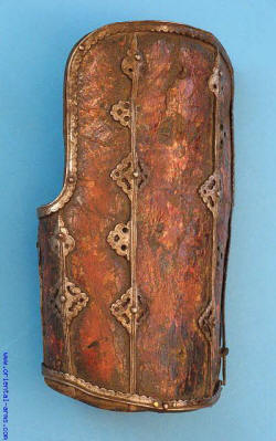 кожаный наруч с металлическими накладками