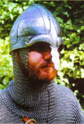 Сегментный шлем с бровями