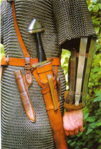 деревянные ножны меча обтануты кожей