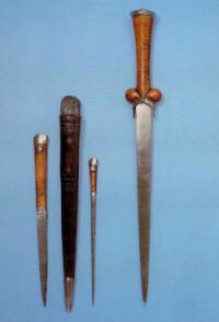 кинжал с яйцами