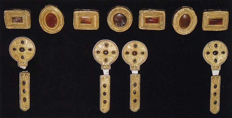 нагрудное украшение