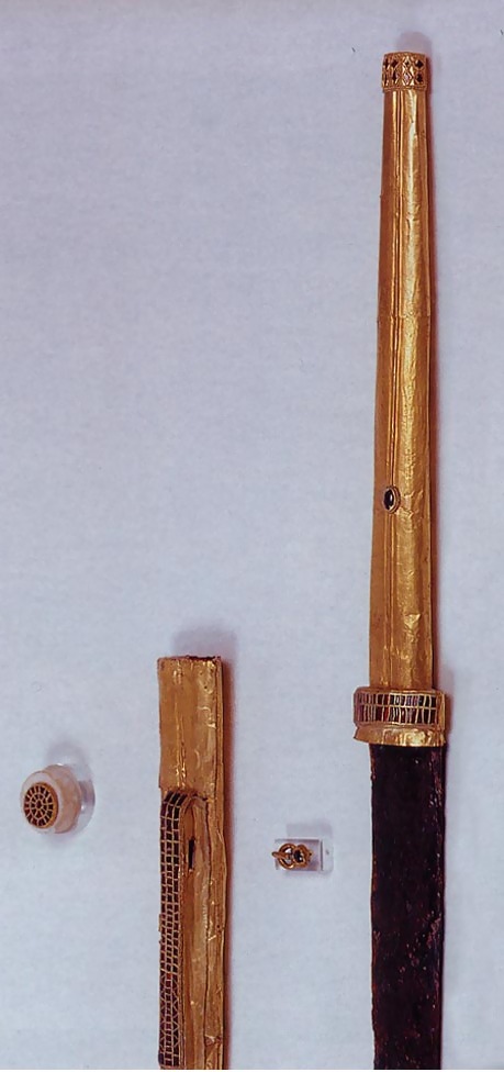 меч с золотой обкладкой