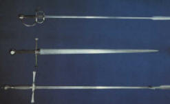 С лева на право охотничьи мечи: 1580, 1500, 1580 годы. Центральный хоть и охотничий, но выглядит вполне традиционно. Musee de L`Armee. Париж