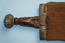 меч в ножнах