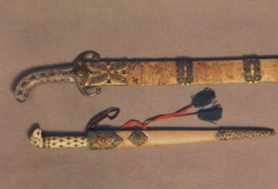 Нож и палаш в ножнах