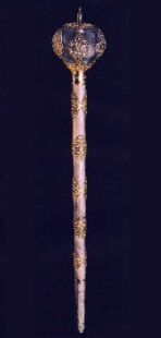 Булава. Принадлежала оружничему Б. М. Хитрово. Оружейная палата Московского Кремля 2-я половина 17 в. Серебро, дерево. Чеканка, резьба, чернь, золочение, канфаренье