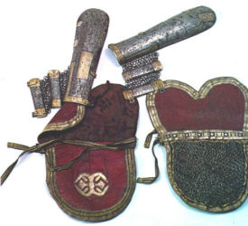 наручи и кольчужные рукавицы