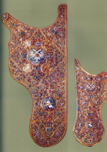 Из «Большого наряда» царя Михаила Федоровича: налучье и колчан для стрел. Предметы выполнены в мастерских Московского Кремля в 1627-1628 гг группой русских и иностранных мастеров золотого и алмазного дела