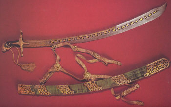 Сабля с ножнами царя Михаила Федоровича Оружейная палата, Москва. 1618 г. Мастер: Илья Просвит. Длина полная: 106,2 см, лезвия, 93,2 см.