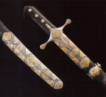 сабля в ножнах