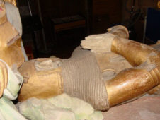 Наплечник, скрыт под кольчужной бармицей