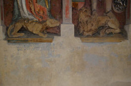 В Западноевропейской Геральдике собака символизирует верность, а лев - символ силы