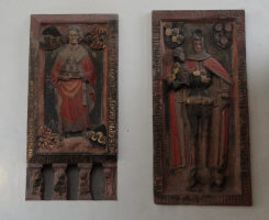 слева памятник Викер Фрош (Wicker Frosch умер 1363) - основателю церкви. С права рыцарь Вейкхард Фрош (ум. 1378)