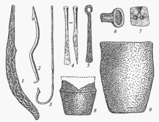 Тушемлинская культура. Орудия труда и бытовые предметы: 1 — серп; 2 — гарпун; 3 — крючок рыболовный; 4 — долото; 5 — кресало; 6 — льячка; 7 — литейная каменная форма; 8, 9 — глиняные сосуды