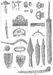 Черняховская культура. Украшения, предметы быта орудия труда оружие: 1, 2 - фибулы; 3 - бусы; 4 - пряжки; 5 - гребни; 6 - нож, 7 - топор; 9 - серп; 10 - пряслице глиняное; 11 - кресало, 12 - наральники; 13 - коса; 14 - наконечник копья; 15 — кинжалы; 16 — меч