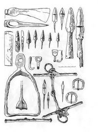 Оружие из Правобережного Цимлянского городища: Оружие: боевой топорик, копья, стрелы, колчанные крючки; сбруя: стремя, удила, подпружные пряжки