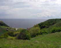 Овраг слева. Не менее серъезное, чем справа, препятствие.