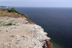 На этом месте стояла башня. Видны выступающие над обрывом плиты основания и груды битого белого камня.