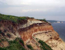 Виден древний почвенный горизонт, прямо на который без фундамента были поставлены башни и стены. Над развалинами затем нарос еще один слой почвы.