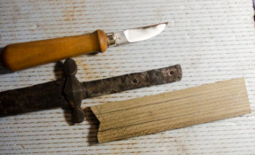 Размечаем на накладках форму хвостовика для будущего выреза.