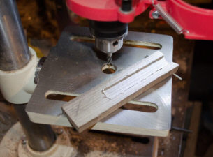 Теперь поочереди фрезеруются обе половинки черена рукояти.