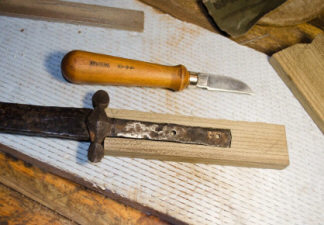 Далее примериваются детали к самому палашу, чтобы всё плотно подходило.