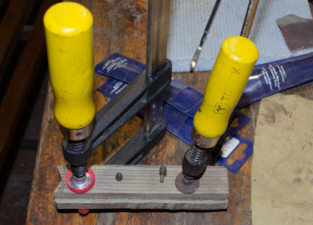 Теперь можно и склеить половинки сжав струбцинами и вставив направляющие. Оставляем сохнуть до утра.