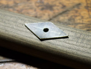 Готовится заготовка ромбика из мельхиора, сверлится отверстие под штифт.