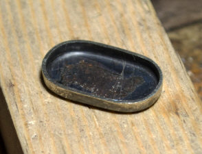 Получается вот такое окончание для рукояти. Потом оно вышкуривается, полируется и сверлится два отверстия под крепление к дереву рукоятки.