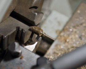 Теперь из бронзы выточивается пара гвоздиков. Диаметр 1,6 мм, длина 10 мм.