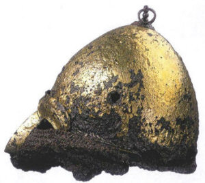 Фото шлема из Чингульского кургана после расчитстки верхних глазных дуг, сбоку отверстие от бронебойной стрелы