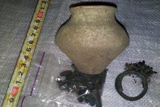 Медные и серебряные спиралевидные кольца, лейковидные конусы, горшок Трипольской культуры