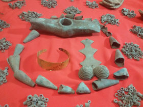 Медный топор, фибула, золотой браслет, медные кольца и лейкообразные конусы