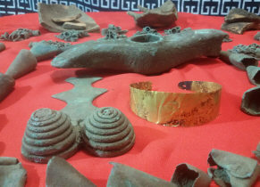 Медный топор, фибула, золотой браслет, медные кольца и лейкообразные конусы