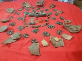 Медный топор, фибула, золотой браслет, медные кольца и лейкообразные конусы