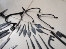 Находки средневекового оружия, предметов быта, снаряжения для верховой езды