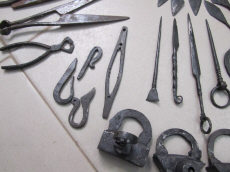 Находки средневекового оружия, предметов быта, снаряжения для верховой езды