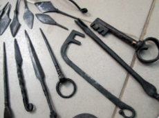 Находки средневекового оружия, предметов быта, снаряжения для верховой езды