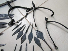 Находки средневекового оружия, предметов быта, снаряжения для верховой езды