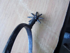 Шпора с вращающейся восьмиконечной звездочкой