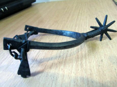 Шпора с вращающейся восьмиконечной звездочкой