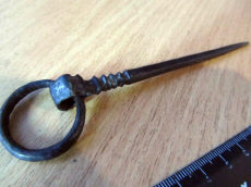 Средневековая однозубая вилка