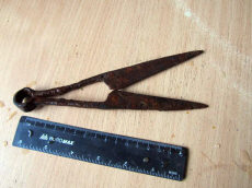 Находка средневековых ножниц